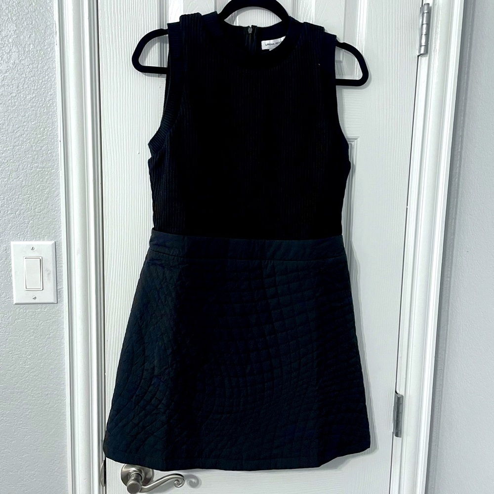 Urban Revivo Sleeveless V-Neck Straight Knitted Dress, size large